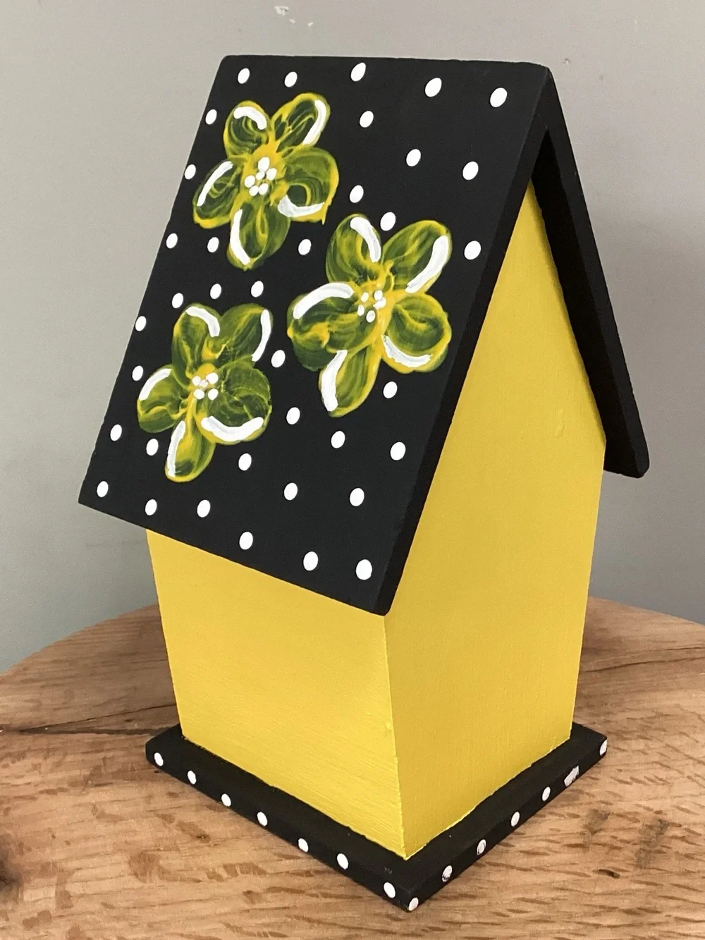 🟡 Hand Painted / Solid Wood & New - Beautiful Birdhouse with Floral Design